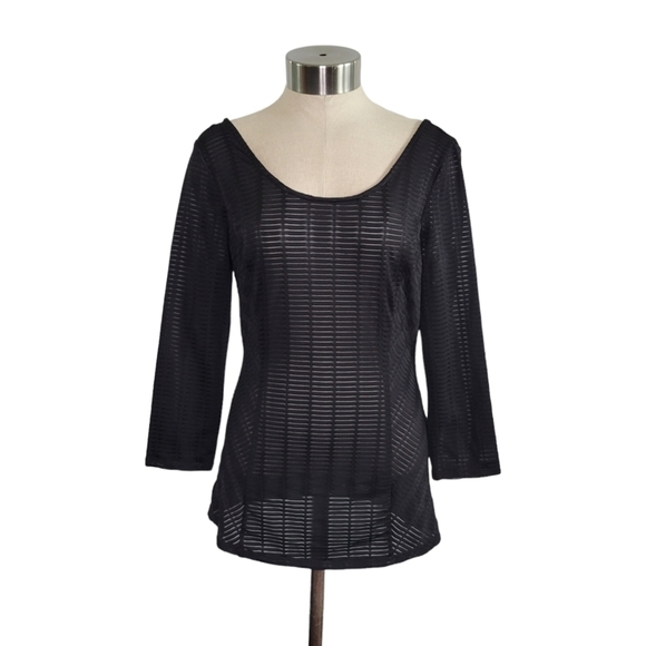Guess Black Sheer Textured 3/4 Sleeve Fitted Top Women's M Low Back Scoop Neck - Picture 1 of 8
